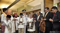 Sebelum berangkat, Anies berdoa bersama dengan keluarganya. Ada pula sang istri dan ibunda serta keluarga besar (Foto: Instagram Anies Baswedan)