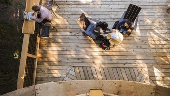 Bangunan ini didesain oleh Pete Nelson seorang pakar rumah pohon serta pembawa acara serial Treehouse Masters di saluran televisi Animal Planet. Diklaim bangunan ini dapat bertahan sampai 20 tahun. (Foto: Dok. Microsoft)