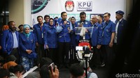 Giliran Partai Demokrat mendaftar ke KPU sebagai peserta Pemilu 2019. 4 Badut lucu mengiringi proses pendaftaran mereka. (Foto: Ari Saputra/detikcom)
