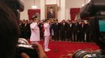 Foto: Momen Jokowi-Anies Salaman Usai Pelantikan