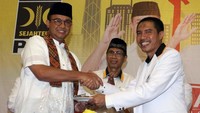 Ketua Umum DPW PKS DKI Jakarta Syakir Purnomo (kanan) memberikan potongan tumpeng kepada Gubernur DKI Jakarta terpilih Anies Baswedan. Pool/PKS