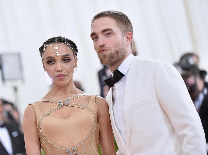 NEW YORK, NY - MAY 02:  FKA Twigs (L) and Robert Pattinson attend the 