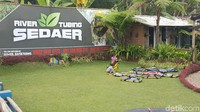 Sedaer River Tubing sadar jika mewarnai batu ini adalah kesalahan besar dan pewarnaan tidak akan dilanjutkan. Bagaimana menurut traveler? (Aminudin/detikTravel)