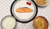 Chum salmon (sake) jadi menu sarapan favorit di Jepang. Khususnya di hotel dan juga bento box. Ikan ini juga enak jadi topping ochazuke dimana ikan disuwir, lalu dicampur ke dalam nasi bersama teh hijau. Lebih dari 2/3 wanita Jepang menjawab suka salmon.