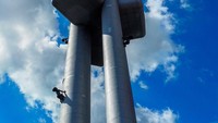 Zizkov TV Tower di Praha, Republik Ceko tampil tak biasa. Ada patung bayi-bayi yang merangkak tanpa wajah di berbagai sisi menara. Itulah patung yang dikenal sebagai Crawling Babies (niinaamm/Instagram)