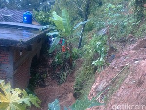 Ratusan Rumah di Trenggalek Rusak Tertimpa Longsor