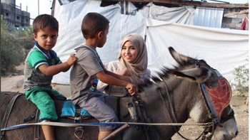 Di Amerika ada kemiskinan, ada rumah yang hancur, tapi pada saat bersamaan ada juga tempat yang indah. Gaza pun sama, tambahnya. (Foto: Instagram/fatma_mosabah)