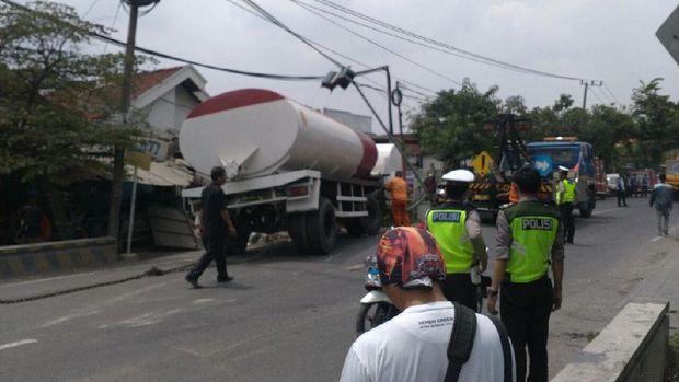 Truk tak bisa dikendalikan setelah sopirnya terkena serangan jantung mendadak
