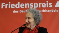 Sebelum menerima Hadiah Perdamaian, Margaret Atwood melakukan konferensi dengan awak media. Dia berbicara mengenai novel The Handmaids Tale yang berhasil diadaptasi ke seri televisi dan meraih Emmy Award.  Foto: Getty Images