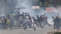 Polisi menembakkan gas air mata kepada para demonstran sebagai cara untuk membubarkan aksi protes.
