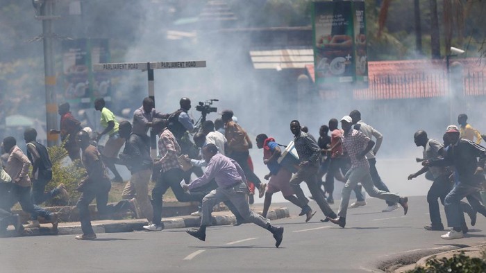 Aksi protes kelompok oposisi Kenya, NASA, berubah menjadi kasar setelah polisi berusaha untuk membubarkan aksi tersebut di Nairobi, Kenya. (16/10/2017)