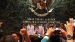 Foto: Salam 2 Jari Anies-Sandi Saat Sertijab