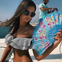 Ulala.. pakai bikini potongan lengan sabrina bikin Emily makin seksi. Foto: Instagram