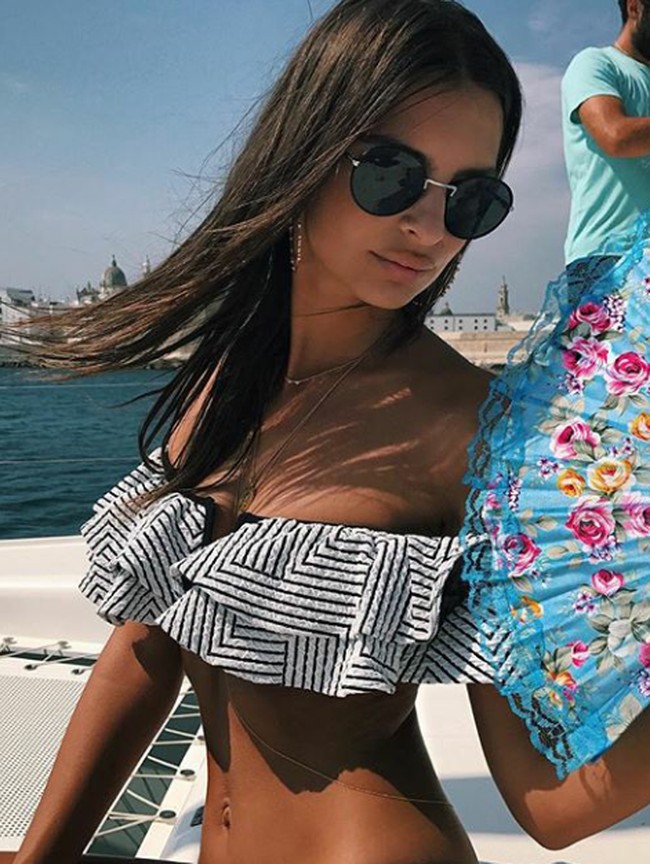 Ulala.. pakai bikini potongan lengan sabrina bikin Emily makin seksi. Foto: Instagram