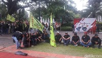 Massa dari FBR mulai datang pada pukul 14.00 WIB di depan Balai Kota. Mereka membawa bendera identitas FBR (Foto: Marlinda Oktavia Erwanti/detikcom)