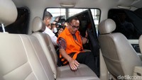 Irman memasuki mobil tahanan KPK.