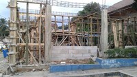 Bangunan masih berbentuk kerangka dan belum memiliki tembok
