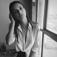 Wanita 26 tahun ini memang paling tahu cara agar tampil seksi meski tak terlihat berlebihan. Seperti menggunakan kemeja, namun bagian atasnya tak dikancing. Foto: Instagram