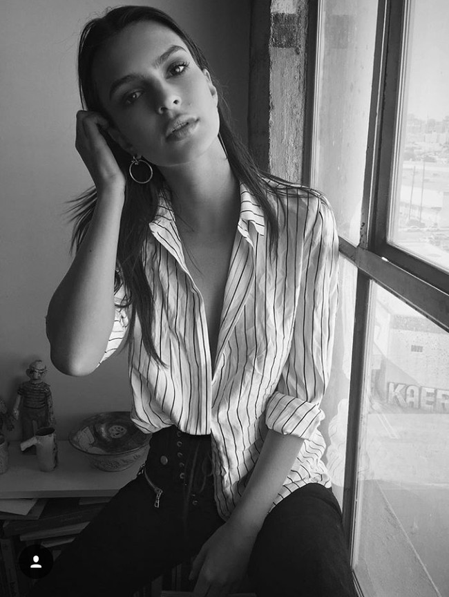 Wanita 26 tahun ini memang paling tahu cara agar tampil seksi meski tak terlihat berlebihan. Seperti menggunakan kemeja, namun bagian atasnya tak dikancing. Foto: Instagram