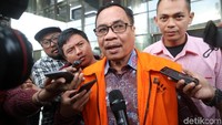 Irman memberikan keterangan di lobi KPK.