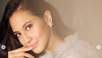 Pevita tampil manis dengan jaket bulu. Dok. Instagram/pevpearce