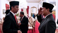 Prabowo hormat ke Jokowi saat pelantikan Anies-Sandi di Istana (Foto: Pool/Biro Setpres)