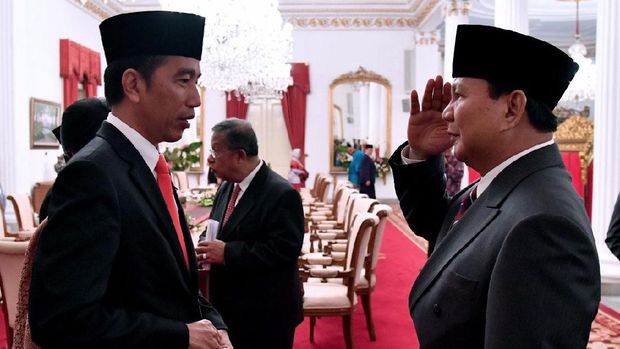 Prabowo beri hormat saat bertemu Jokowi di Istana.