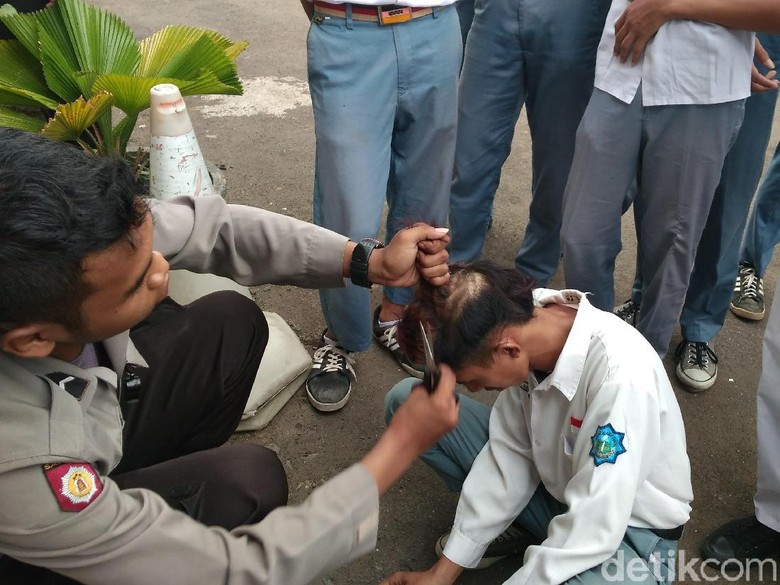 Terciduk di Tempat Biliar, Pelajar di Cirebon Dicukuri Rambutnya Terciduk di Tempat Biliar, Pelajar di Cirebon Dicukuri Rambutnya