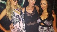 Farrah berpose dengan Paris dan Nicky Hilton. Foto: Instagram/farrahbritt