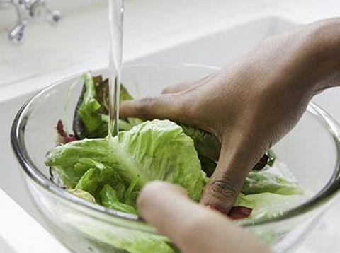Penuhi kebutuhan serat dengan makan sayur.