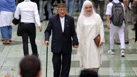 Ayah Sandiaga, Razif Halik Uno juga hadir.