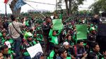 Potret Gedung Sate Bandung yang Dikepung Ojek Online