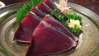 Bonito (katsuo) banyak dipakai dalam takoyaki atau okonomiyaki dalam bentuk serpihan (katsuoboshi). Tapi ada juga katsuo tataki dimana bagian luar ikan dipanggang atau digoreng sebentar. Sementara bagian tengahnya masih mentah.