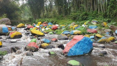 Foto: Batu Kali Dicat Warna-warni, Bagus Begini atau Alami?