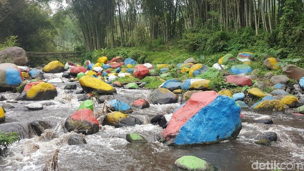 Foto: Batu Kali Dicat Warna-warni, Bagus Begini atau Alami?