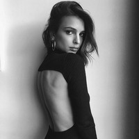 Tak hanya sering menonjolkan bagian depan tubuhnya saja, Emily juga percaya diri dengan punggungnya. Sexy back! Foto: Instagram