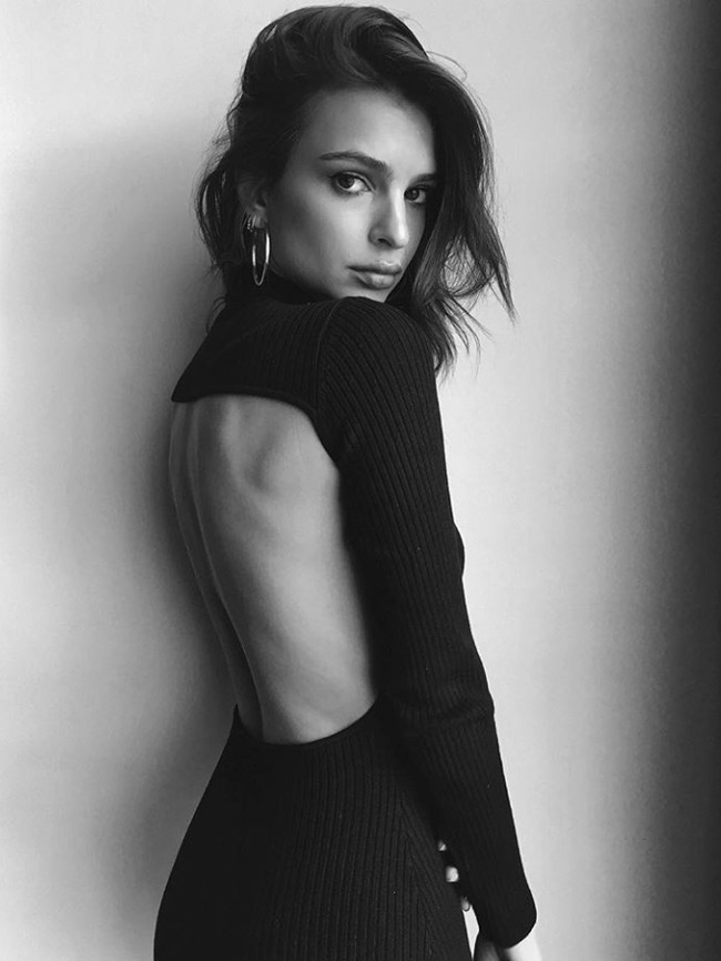 Tak hanya sering menonjolkan bagian depan tubuhnya saja, Emily juga percaya diri dengan punggungnya. Sexy back! Foto: Instagram