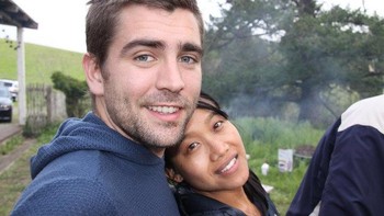 Inilah Chris Cox bersama wanita asal Thailand yang sekarang istrinya, Visra Vichit-Vadakan. Foto: istimewa