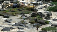 Selain membuat banjir beberapa rumah di wilayah Kota Purwokerto, banjir juga menghanyutkan 1 mobil pickup L300, 1 dump truk dan 3 motor milik warga yang beraktifitas di Sungai Logawa.