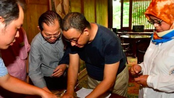 Seragam ini merupakan kreasi Thio Ahmad Hendra yang  sudah menjahit seragam pemprov DKI dari masa Gubernur Tjokropronolo (1977). Foto: Instagram Anies-Sandi
