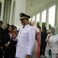 Istri Sandiaga Uno tersebut tampil dengan kebaya encim putih seperti Fery Farhati. Kebayanya dilengkapi bros cantik warna emas di bagian tengah. Foto: Bagus Prihantoro Nugroho/detikcom