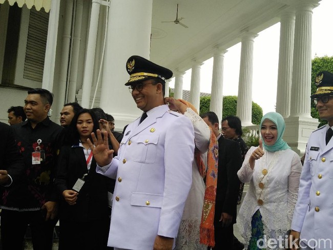 Istri Sandiaga Uno tersebut tampil dengan kebaya encim putih seperti Fery Farhati. Kebayanya dilengkapi bros cantik warna emas di bagian tengah. Foto: Bagus Prihantoro Nugroho/detikcom