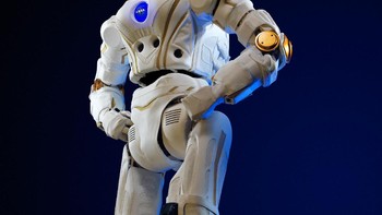 Valkyrie atau dikenal R5 berfungsi seperti bentuk manusia seutuhnya. Fungsinya memungut puing-puing, operasikan kendaraan, hingga memotong. (Foto: Internet)