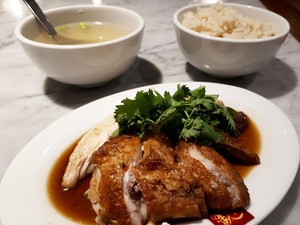 Wee Nam Kee: Enaknya Makan Nasi Ayam Hainan dan Cakwe Isi Seafood