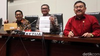 Ketua Pansus Angket KPK Agun Gunandjar (tengah) didampingi Henry Yosodiningrat (kiri) dan Eddy Kusuma Wijaya (kanan) memperlihatkan surat ketidakhadiran pimpinan KPK, Selasa (17/10/2017).