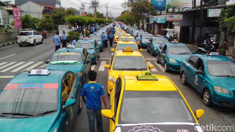 Becak, Angkudes dan Taksi di Purwokerto Demo Tolak Angkutan Online Becak, Angkudes dan Taksi di Purwokerto Demo Tolak Angkutan Online