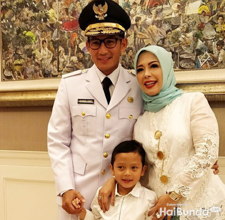  Kemesraan Wagub DKI Jakarta Sandiaga  Uno  Bersama sang Anak 