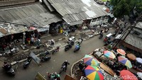 Inilah pemandangan para PKL yang menjamur di sepanjang Jalan Kramat, Kebayoran Lama, Jakarta Selatan.