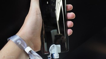 Secara desain dan spek mirip dengan Huawei 10 Pro. Foto: Pocket Lint