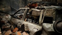 Api melumat dan mobil warga. Pedro Nunes/Reuters.